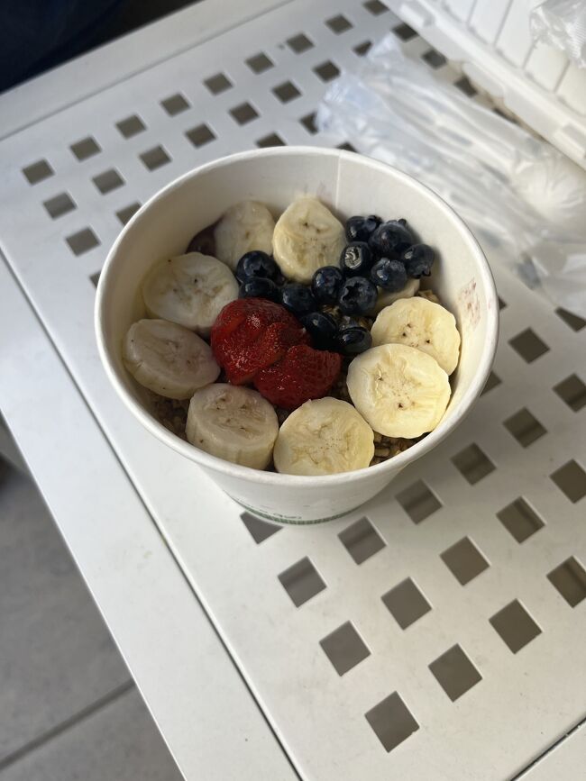 いつもは食べないアサイーボウル<br />1番小さいサイズを2人でシェア<br />正直足りなくて、翌日また購入しました。<br />やはり日本より美味しい！！