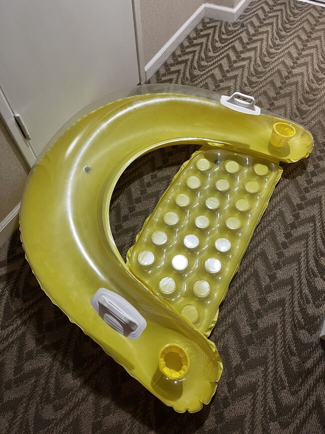 5ドル位の浮き輪<br />とても大きいので大人2人で使えちゃうサイズです。<br />でもお尻乗っける所が壊れている方を沢山見かけました。<br />弱いのかな？