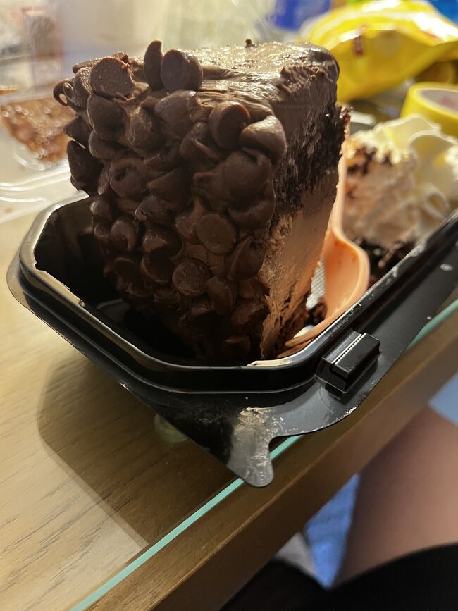 夜22時に買いに行かされたチーズケーキファクトリー<br />ハーシーズのチーズケーキです<br /><br />とっても甘くて美味しいです。<br />本当にここのケーキは禁断のケーキだわ、、<br /><br />毎日2人で1個食べていましたよ<br />でぶでぶ笑<br /><br />しかも生クリームはママにあげるーって。<br />生クリーム分ママはもれなく、でぶ。