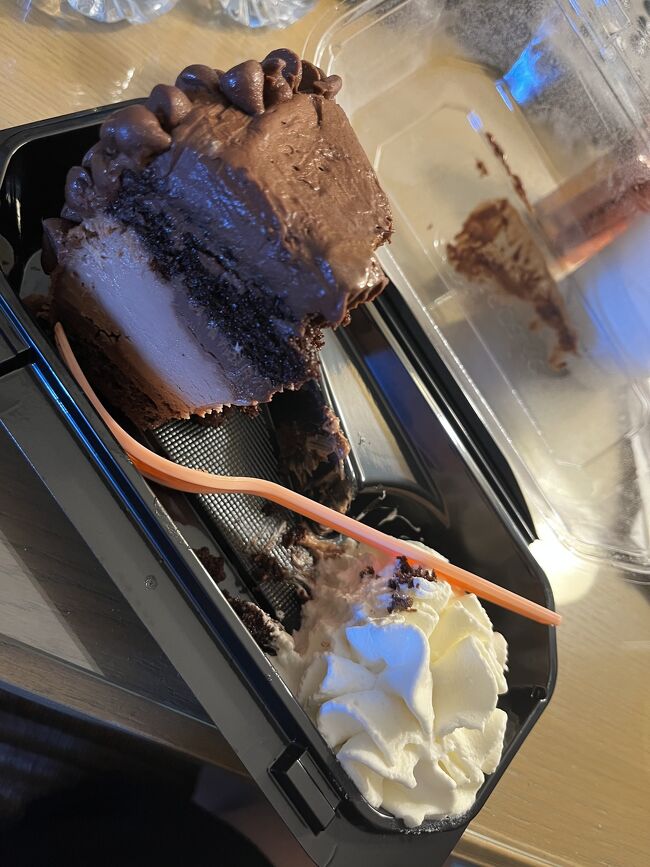 食べかけですが、22時にtogoしに行ったチーズケーキファクトリー<br />とても混んでいて、オーダー後1時間近く待ちました。<br />togoエリアにいた欧米の方達に、<br />（なんで子供がこんな時間に1人でここにいるのーーー！！！）<br />と、プチ騒がれて、、<br />まぁいつもの事なのですがね、<br />危うくまたポリスを呼ばれる所でした。<br />やっぱりパスポート持ち歩いといて良かったわぁ。<br /><br />ガヤガヤ後、皆さんと仲良くなり1時間の待ちは楽しく過ごせました！<br />