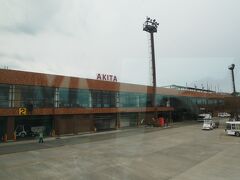 そして定刻通り9:05秋田空港到着。
秋田もあいにくのいいお天気とは言えないどんよりとした曇り空。