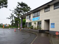 この旅行記は参議院選挙公示後に書いている。選挙の争点はインフレ対策と安全保障政策。誰しもウクライナ戦争は2-3年は続くと思っており、ウクライナ戦争を要因とするエネルギー価格の上昇と食料価格の上昇はさらに続くだろう。日本経済の縮小と衰退に伴う円安はさらに加速するだろう。元財務官榊原氏の言葉を待つまでもなく、年内に一ドル150円となっても不思議ではない。インフレ率は来年には10％を超えてもおかしくはない。今年は年金支給額が引き下げられたが、来年も引き下げられる可能性が高い。本来、参議院選挙の争点となるべきは日本経済の再生策であり、消費税の引き下げではない。円安対策として、最も効果的なのは、日銀の政策金利の引き上げである。FRBは年内に政策金利を0％から3.5％から3.75％まで引き上げるだろう。日銀はマイナス金利ゼロ金利政策を維持しているため、さらに円安が加速し、輸入される食料、エネルギーの価格はさらに上昇するだろう。日銀が政策金利を上昇させれば、円安は一時的には解消の方向に向かうかもしれない。日銀が政策金利を上昇させれば、住宅ローンを変動金利で借り入れている者は著しい金利上昇に直面するだろう。米国でも実際に起きているのは金利の上昇に伴う、住宅投資の減少である。息子達は固定金利で、住宅ローンを借りている。日銀が政策金利を上昇させ、少しでも円安の勢いを抑制することは、インフレを抑制する効果があるため、我が家では大歓迎である。
日本で米国株式へ投資している者にとっては、円換算で米国株式の評価額が上がり、資産効果がでて、一時は歓迎したが、米国政策金利の上昇とインフレに伴い、米国は不況に突入するだろうとみて、株式市場は下落している。
日本もインフレに伴う賃金の上昇は期待しがたく、インフレが消費抑制効果を生じ不況に突入するだろう。今回利用した神奈川旅割、GOTOトラベル等の施策は、コロナで溜まっていた旅行需要を一時的に回復させるが、すべての消費支出がインフレにより、縮小せざるを得ないため、短期的な需要喚起策にとどまるだろう。
何せ、大人＠ 24,750 円 x 2 名の宿泊料金は高すぎる。
料理は半分にして宿泊料金も半分にして欲しいものである。
厚生年金※（夫婦2人分の老齢基礎年金を含む標準的な年金額）は年額2645952
円である。今回出会った宿泊者の多くは年金受給者と思われる。利用していた交通機関はマイカーが1/3以上を占めていた。
今回利用した神奈川旅割も今後利用するだろうgotoトラベルも余程高額の年金受給者のための制度であるように思える。