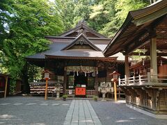 新倉富士浅間神社の本殿で参拝します。
写真左側に社務所があります。
富士山と五重塔が描かれた御朱印を頂きました。