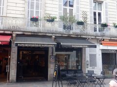 　フランス3日目の朝、ホテルの近くに朝食のパン屋がなかったため、チェックアウトしてからイートインのお店を探しました。ディジョン駅とホテルの中ほどにある旧市街のＰＡＵＬに入りました。