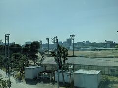 羽田空港まではモノレールを使っているのですが、
競馬場が見えると旅気分になる私、、、（笑）