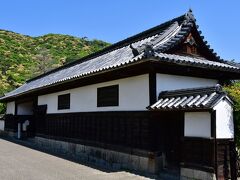 香川家長屋門
現存建築。