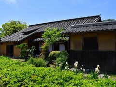 旧目加田家住宅
現存する武家屋敷。
平屋建てに見えるが、2階建て。
川の氾濫に備えて2階建てにしたとか。
パッと見には2階に見えない様になっている。