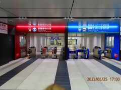 天空橋駅は羽田空港第3ターミナル駅の1つ手前の駅で、空港利用者が宿泊できるホテルなどもあります。
乗り入れは京急と東京モノレールでそれぞれの改札が並んであります。