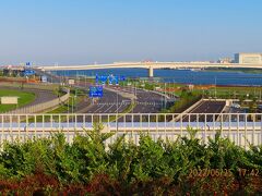 向こうには最近できた川崎と羽田空港を行き来できる多摩川スカイブリッジも望めます。
