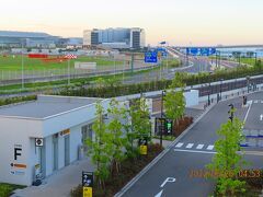 空港ターミナルと多摩川スカイブリッジ。
