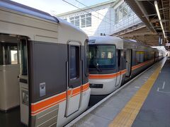 東海道線で豊橋まで。最初の乗換駅、豊橋駅で浜松行きの普通に乗ります。
がこの列車、普通っぽくないです。