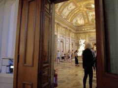 ボルゲーゼ美術館へ入場。17ユーロ。公式サイトから予約しました。予約必須、時間厳守を知らない人がいて、私の前に並んだ3組はお断りされていました。断られても粘る客。帰らない客。スタッフの容赦ない顔が忘れられません。