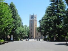 早稲田大学のシンボル・早稲田大学大隈記念講堂
大隈重信が亡くなった後、建築学科の英知を絞って建てられたもので、中世イタリアの建造物に負けないものができたと言われたそうです。当時、校歌や校旗、式服、式帽が制定された時期で、その一環として講堂も建てられたようです。キャンパス内にあるほとんどの物が公開されていますが、この講堂だけは非公開になっていました。それだけ神聖なものということなのかもしれません。
