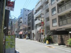 大隈通り商店会を通って早稲田キャンパスへ
都電荒川線・早稲田駅から早稲田大学に向かう通り沿いに造られた商店街です。道沿いにはマンションやビルに交じり、個人経営の飲食店や昔ながらの八百屋などが並んでいます。