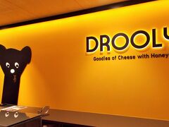 DROOLY（ドローリー）さんは、「チーズ with ハニー」をコンセプトにしたスイーツを展開する新ブランド。
全国初の店舗、ヨダレをたらした熊さんが可愛い。
