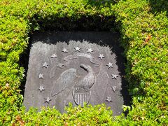 アメリカの国鳥である白頭鷲の石碑。
星の数は、合衆国初期の13州を示しています。