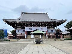 東京・池上『池上本門寺』の【大堂（祖師堂）】の写真。

旧大堂は、昭和２０年４月１５日の空襲で焼けてしまい、
戦後は仮堂でしのいでいたが、第７９世伊藤日定聖人が精力的に
各地を行脚し、全国の檀信徒ならびに関係寺院等からの浄財寄進を
得て、昭和３９年、ようやく鉄筋コンクリート造の大堂の
再建にこぎつけた。聖人は落慶後ほどなくして遷化されたため、
大扁額「大堂」は第８０世金子日威聖人の揮毫になる。
内陣中央の大型御宮殿（建築厨子）に日蓮聖人の御尊像、
いわゆる祖師像を奉安し、向かって左に第２世日朗聖人像を、
右に第３世日輪聖人像を安置する。
また、外陣の天井画を大田区在住の川端龍子画伯に委嘱。
画伯は、その龍図の完成をみることなく逝去されたが、
奥村土牛画伯が眼を点じて開眼供養をとげた。未完ゆえ龍と
判別しがたいが、画伯の遺作として、今も多くの人が訪れる。
なお、旧大堂だが、第１４世日詔聖人代の慶長１１年（１６０６）、
熱心な法華信者として有名な加藤清正公が、慈母の
七回忌追善供養のために建立、間口２５間の堂々たる大建築であった。
清正公が兜をかぶったまま縁の下を通ることができたと伝える。
その壮観さを江戸の人々は「池上の大堂」と称し、これに対して、
上野（寛永寺）は中堂、芝（増上寺）は小堂と呼んだという。
旧扁額「祖師堂」は本阿弥光悦筆であった。同堂は、惜しくも
宝永７年（１７１０）に焼失、２４世日等聖人代の
享保８年（１７２３）、徳川８代将軍吉宗公の用材寄進で、
当時の倹約令に従い間口１３間に縮小されて再建された。
ちなみに同公は、大岡越前守を普請奉行に、釈迦堂・大客殿・大書院
なども建立寄進している。旧祖師堂以下、すべて戦災で焼失した。