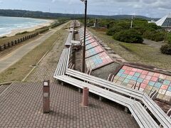 次に車を停めたのは、これも志賀町にある「世界一長い（！）ベンチ」笑。写真が下手で、全然、全貌をとらえていないのですが…