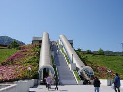 香川県丸亀市にある中四国最大級のテーマパーク
「ニューレオマワールド」。
キャッチコピーに「一日では遊びきれない」とあるように、
広大な敷地に遊園地と大型ホテルにコテージ、
更に山の上に「オリエンタルトリップ」という別区画があります。
それだけに、入園料が1,700円、全部の乗り物に乗れるフリーパスが4,000円。四国のディズニーランドですね。
オリエンタルトリップは別料金なので、入園料を含んで2,200円です。
遊園地に入らないオリエンタルトリップだけの料金があればいいのに。
