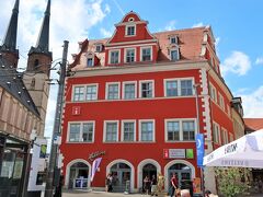 Marktschlößchen（マルクトシュレースヒェン）

直訳「マルクトの小さな城」と名付けられた、一際色鮮やかな建物。現在はツーリストインフォとハレ発祥のチョコレートブランド「Halloren（ハロレン）」の直営店になっています。