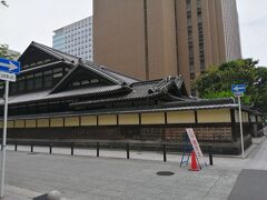 この歴史的建造物は大阪最古の公立幼稚園で、銅座跡地にあります。隣には旧鴻池本宅跡(大阪美術倶楽部)があり、北側の中之島エリア含め、特に閑散とする週末に大阪歴史散策するにはもってこいの場所です(個人的には中之島図書館が一番好きです)。