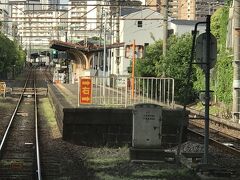 ２分ほどで木津川駅に到着。この駅もホームの汚れはまさに昭和の香り
