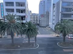 高知2日目の朝。5時です。ホテルの部屋から見た景色。今日の天気は曇りです。