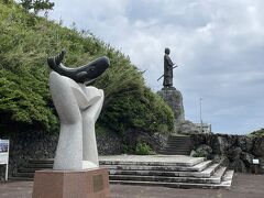 太平洋を見渡すように室戸岬の先端に建てられた「中岡慎太郎像」