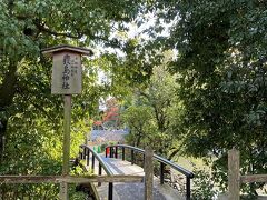入ってまあまあすぐに厳島神社がありました。