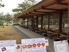 休憩所がありました。お食事もできる感じです。