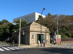 小さな駅ですね。
動物園ためだけの駅だからかな。