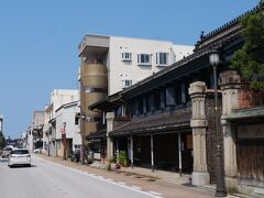 朝宿泊した高岡のホテルでレンタサイクルを借りて、高岡の街をさらっと回りました。
高岡市の山町筋。
土蔵造の家や店の並ぶレトロな街並みが残っています。
