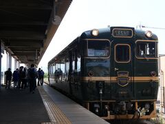 新高岡駅から、JR西日本の観光列車「べるもんた」に乗車しました。
たった１両の観光列車ですが、普通の運賃に指定席料金５００円ほどで乗れるので気軽な観光列車です。