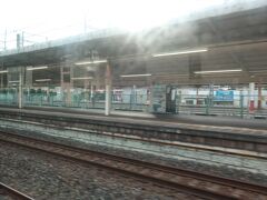 久喜駅では向こうに東武伊勢崎線のホーム