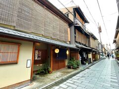 京都の花街の一つ宮川町を通っていくことに。
お茶屋が軒を連ねています。

http://www.miyagawacho.jp/