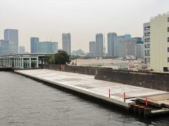 築地六丁目　勝鬨橋（晴海通り）から見た旧築地市場
地上部分の解体工事はかなり進んでいるようです。
厚生会館も無くなっているようで？すね。アスベスト含有建材などもあって除去作業も大変なんだそうです。

