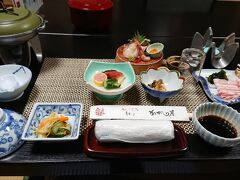 新館は小綺麗だけれど、私たちの泊まった旧館はなかなかの古さ
ご飯もカニ、牡蠣、うに、きんきなど北海道の食べ物が並び美味しいんだけれどあと一歩