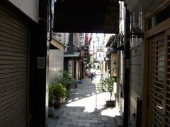 人がすれ違う程度の路地「法善寺横丁」を入って行きま～、

昔も今も情緒があるミナミでは数少ない横丁ですわ。
法善寺横丁の看板がぶら下ってますが露出の関係で観えんですまん事ですわ。

＊詳細はクチコミでお願いします