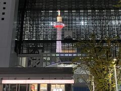 京都駅に京都タワーが写ってる～