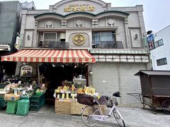 【亀戸の風景】

ずぅ～っと寂れた商店街だったものを、10年ほど前に自治体からの補助金を受けて、今のように改築されたんだそう～

な～んだ...これだけ素敵な建物なのに、道理で有名では無い訳だわ...