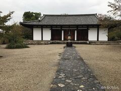 そのまま歩いて新薬師寺へ。
歩いて行くには少し遠いのですが
奈良を感じながら歩きました。