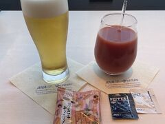 羽田空港到着。まずはビール。
トマトジュースは、塩気がないので塩追加。コショウも追加したのは失敗だった。ブラッディマリーじゃないっつうの(笑)