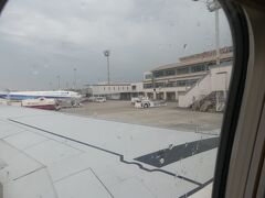 JL661便、ほぼ定刻に大分空港に着陸しました。
東京とは打って変わって曇天＆雨が降っています。