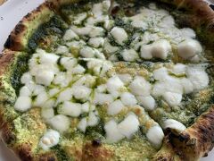 ここの道の駅のレストランは道の駅には珍しいイタリアンのお店です。
私はピザランチにしました。
これは一宮産バジルのジェノベーゼピザです。
チーズたっぷりで美味しかったです。