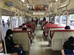 土曜日のせいか車内はまあまあ混んでいました。