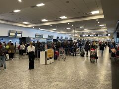 空港はそこそこ混んでいましたが、WEBチェックイン済みで手荷物しかないので、直接保安検査場へ。