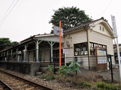 17:21　東岩瀬駅に着きました。（城川原駅から６分）
富山港線で唯一、1924年（大正13）開業当初の駅舎が残っています。現在の駅は上りホーム（富山駅方面）が旧駅舎の真向いに、下りホーム（岩瀬浜方面）は踏切を挟み旧駅舎と同じ並びにあります。（めちゃ感動します）