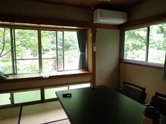 15時になったので宿にチェックイン。
本日の宿はコスパがすごいとウワサの【ゆのもと荘】さん。
古いのは覚悟していましたが、きちんと清掃されているし許容範囲。
使用しませんでしたがエアコンは最新？と思しきものが設置してありました。
冷蔵庫がないのはちょい不便。