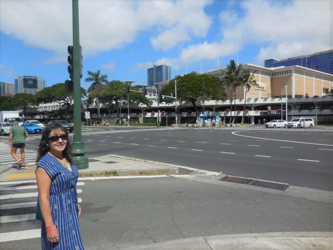 本日のお出掛けは、アラモアナを通り過ぎてカカアコを目指します。
