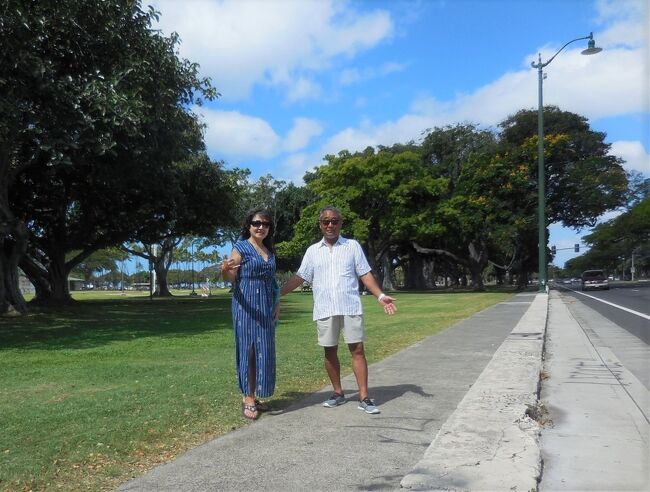 本日の二人の装いは、ワイキキのエンゼル by the シーで調達したペアルック。<br />奥様のドレスと私のシャツは、同柄デザインの色違いですよ。